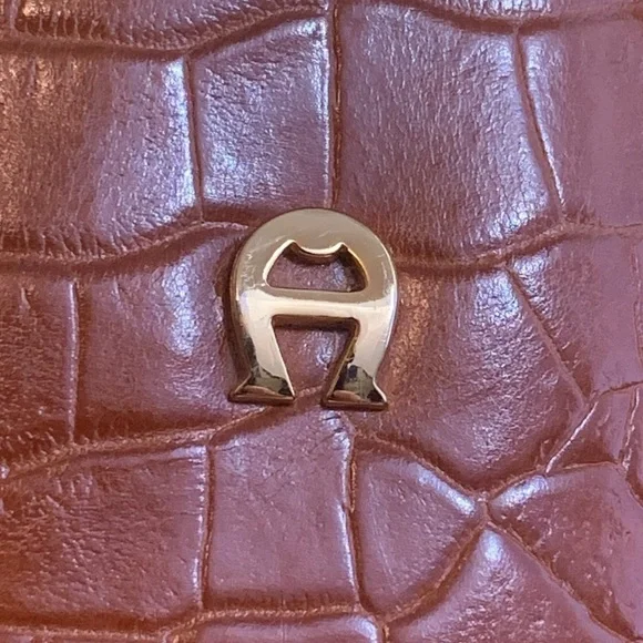 Etienne Aigner | Vintage Croc Embossed Cowhide Leather Satin Lined Shoulder Bag - Picture 6 of 17